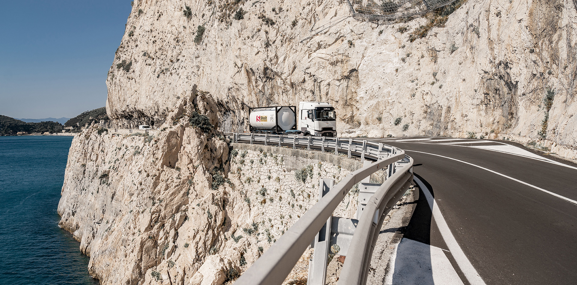 Truck with bulk liquid tank container 