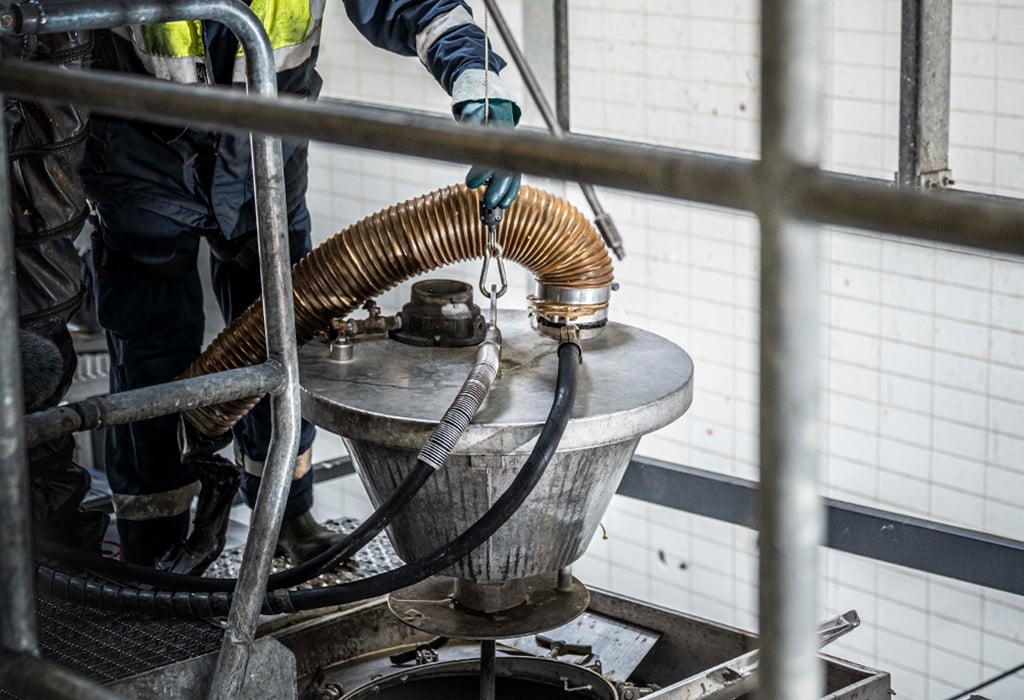 Cleaning tank containers effectively and safely